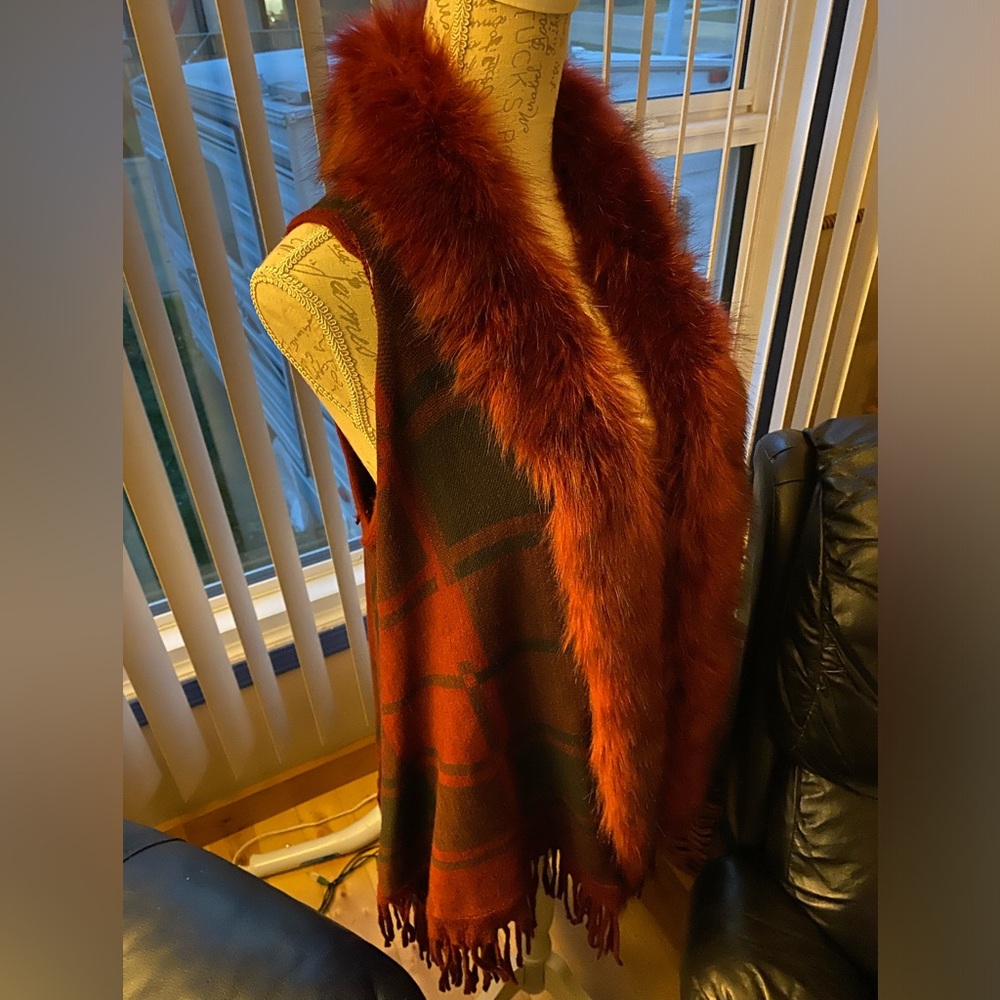 Luxurious Faux Fur Plaid Vest - Picture 4 of 8